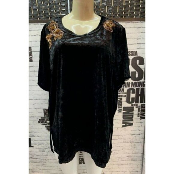 Hillary Scott Plus 1X Black Crushed Velour Embellished Floral Short Sleeve Top - Picture 2 of 6
